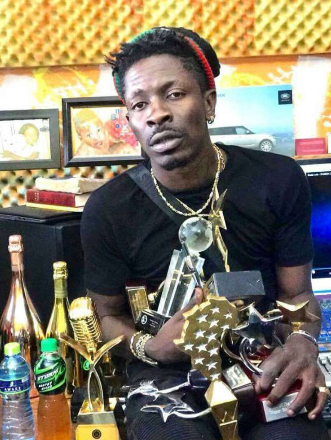 Shatta Wale poses with his awards photo credit Prime News 