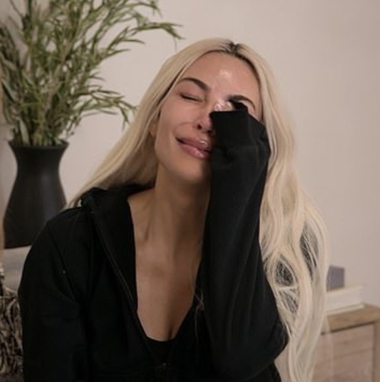 Kim Kardashian breaks down into tears, says she will do anything to get back the old Kanye West she married