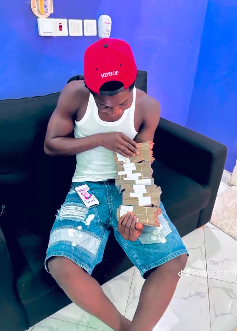 Young man flaunts bundle of cash days after taking bath spiritual bath