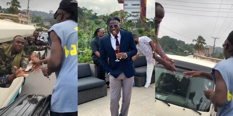 Stonebwoy spraying 20gh notes on military personnels