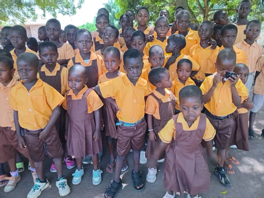 Pupils receive donations from Muzic Mensah