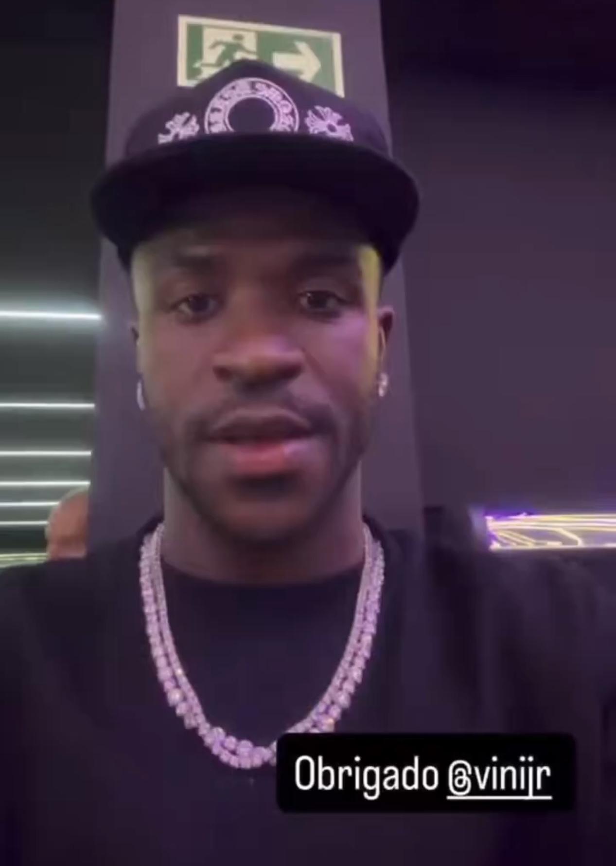 Vinicius Jr. showing his new appearance after a reported chin harmonisation procedure